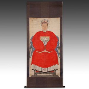 19世纪，中国祖先的卷轴画像通常挂在祭坛的桌子上方;原始id # a010827-227