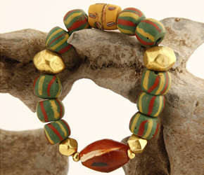 真实的精神腕板利用古董非洲贸易珠，黄金和狂欢节