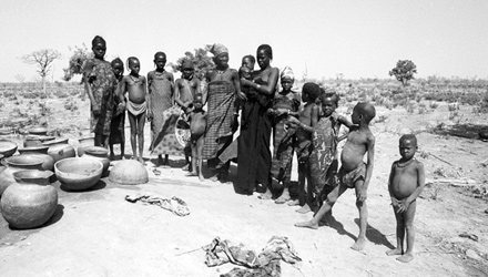 布基纳法索瓦加杜古附近的莫斯妇女和儿童