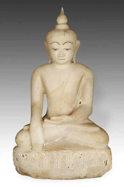 缅甸佛像，高拱形的眉毛和尖的顶部结
