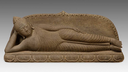 印度尼西亚收藏的进入涅槃的石雕佛像