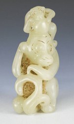 中国玉器上画着两只猴子