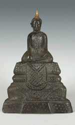 Laotian雕塑的豪华佛雕塑由银色和金子在Terra Cotta组成
