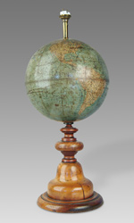 原始人收藏的一个较古老的地球仪是1865年由E.安德里沃·古洪在法国巴黎制作的