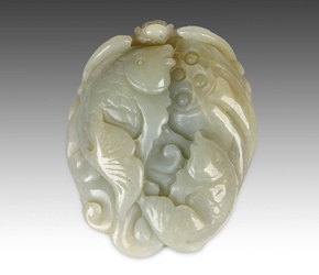 玉toggle depicting a two fish on lotus pod