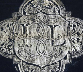 黄铜摩擦装饰与首字母I.L.