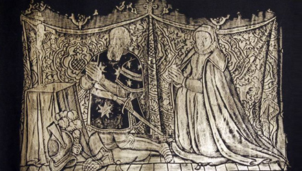骑士和他的妻子在祈祷时摩擦黄铜