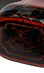 两端各有花卉图案的中国漆器枕头