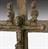 十字架垂饰描绘耶稣和三个人物