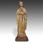 描绘圣母玛利亚的站立塑像