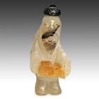 香水瓶，描绘的是中国男子手捧橙蟹