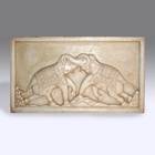 描绘相互缠绕的大象的浮雕板