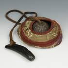 Tingshas或Cymbals在刺绣袋中，带有喇叭前锋